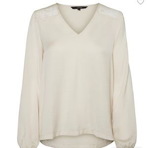 VERO MODA
Sandra Lace V-Neck Top